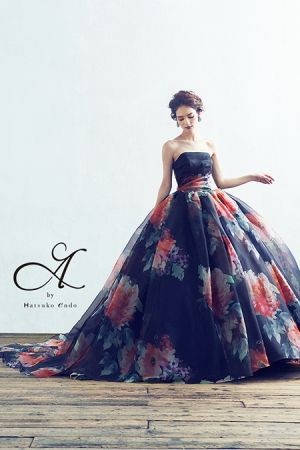 白以外のウェディングドレスの画像