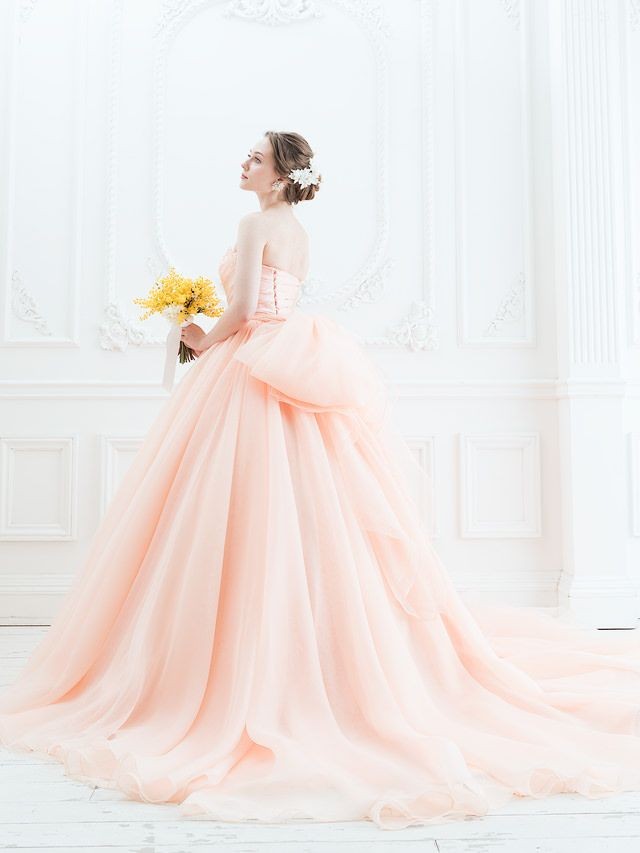 白以外のウェディングドレスの画像