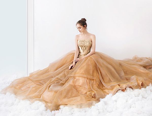 白以外のウェディングドレスの画像