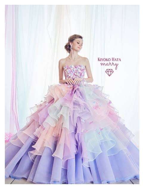 白以外のウェディングドレスの画像