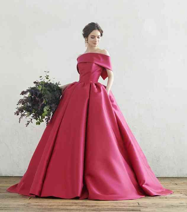 白以外のウェディングドレスの画像