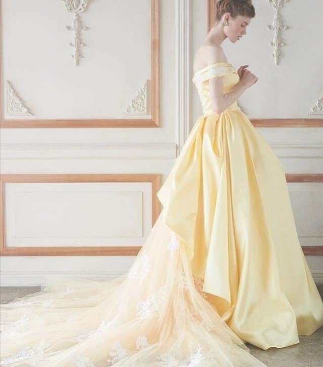 白以外のウェディングドレスの画像