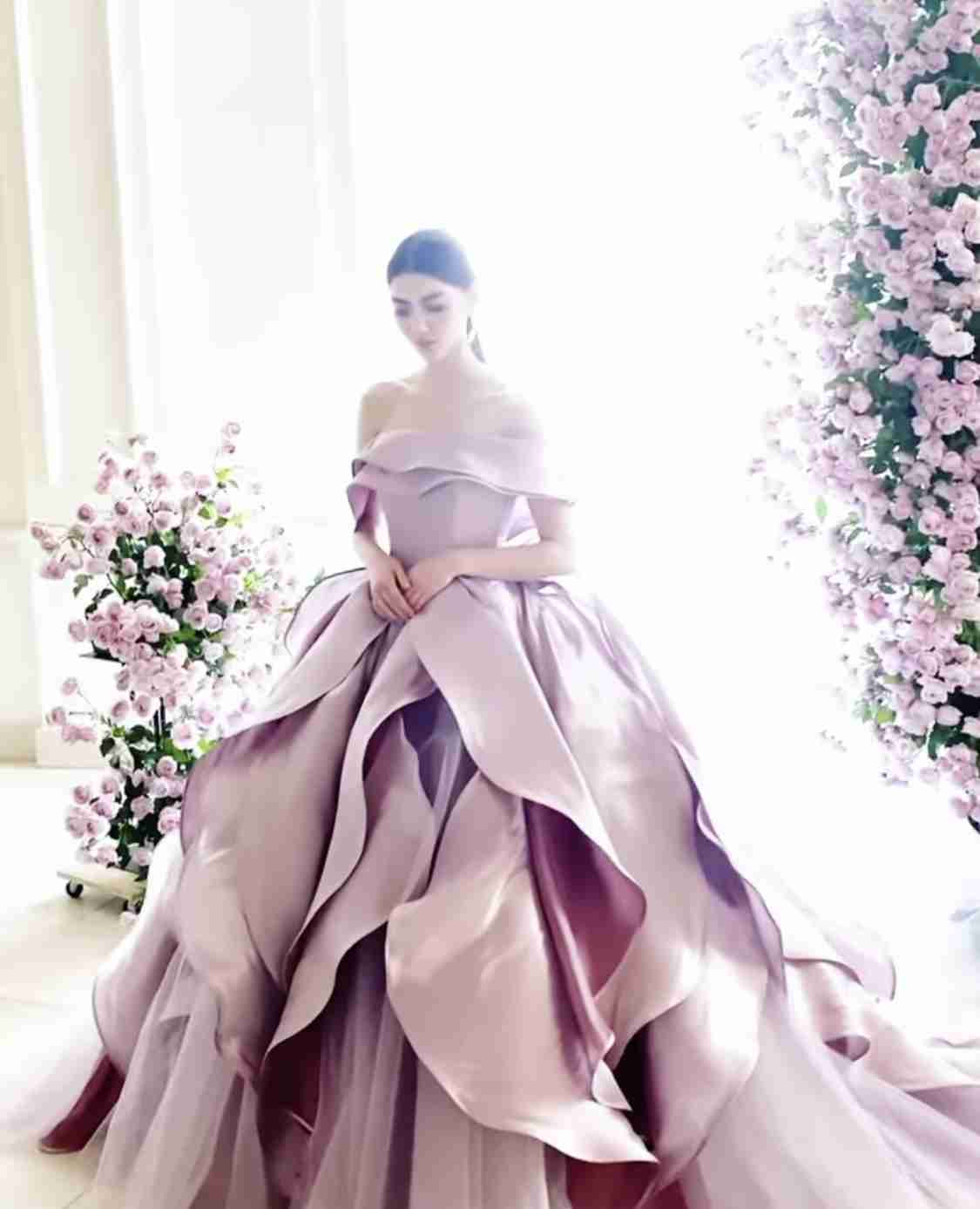 白以外のウェディングドレスの画像