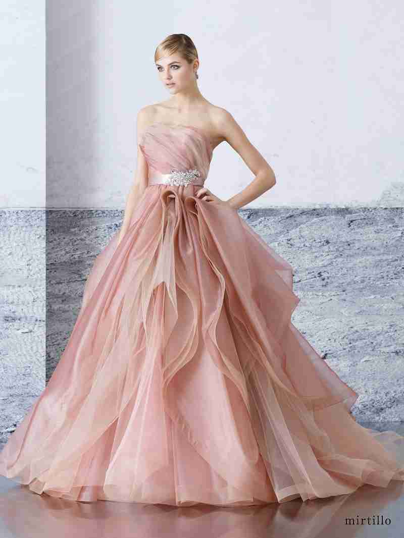 白以外のウェディングドレスの画像