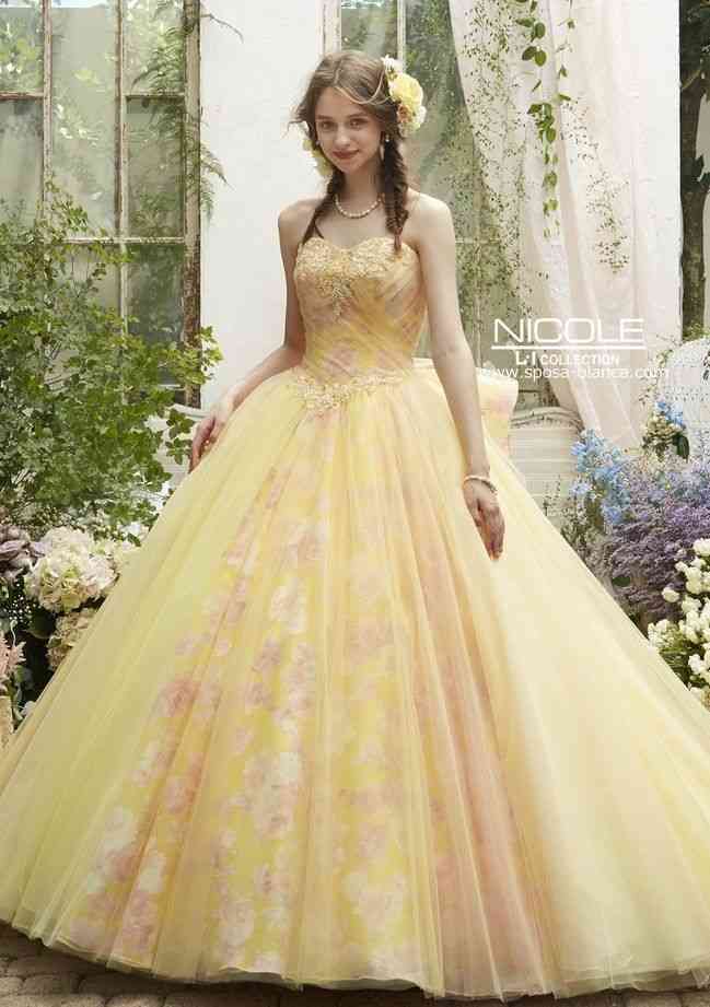 白以外のウェディングドレスの画像