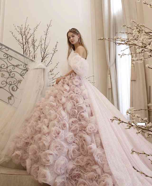 白以外のウェディングドレスの画像