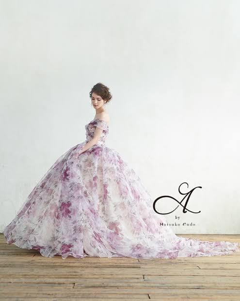 白以外のウェディングドレスの画像