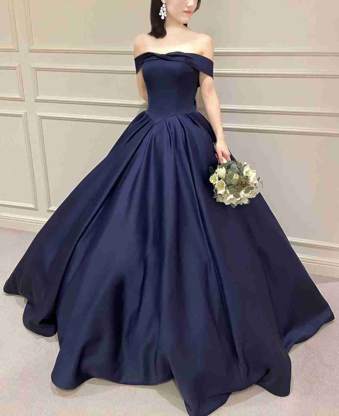 白以外のウェディングドレスの画像