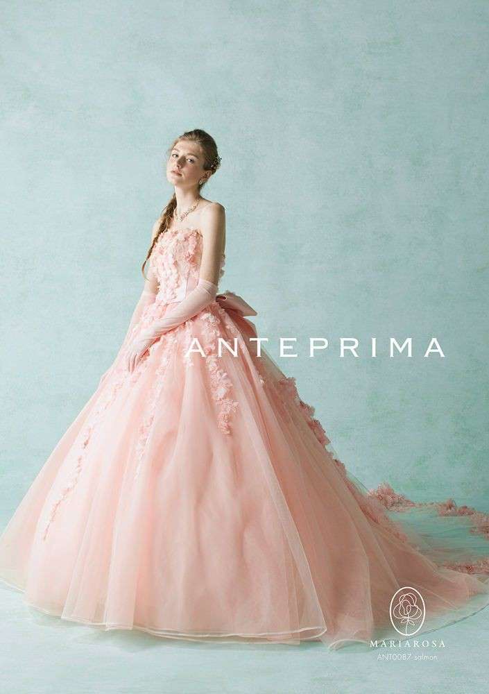 白以外のウェディングドレスの画像