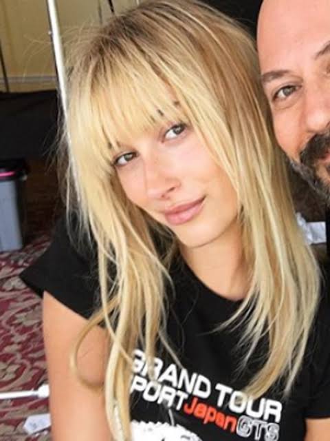 ジャスティン・ビーバー、ボディコンワンピの美人妻と夫婦ショットを公開「パワーカップル」