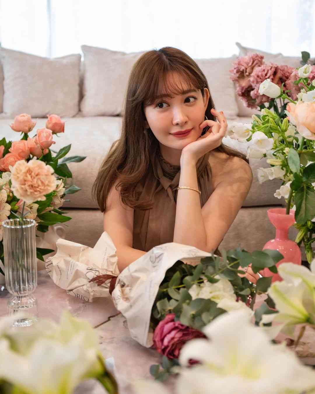 小嶋陽菜、花に囲まれ33歳バースデー 「今年もたくさん愛を」ファンから祝福の嵐