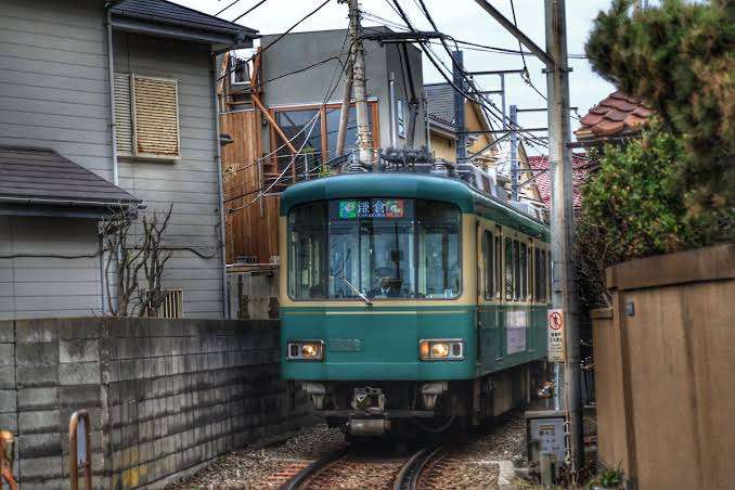 江ノ電に小3女児はねられ重傷…ごみ捨てのため踏切ない線路を横断か