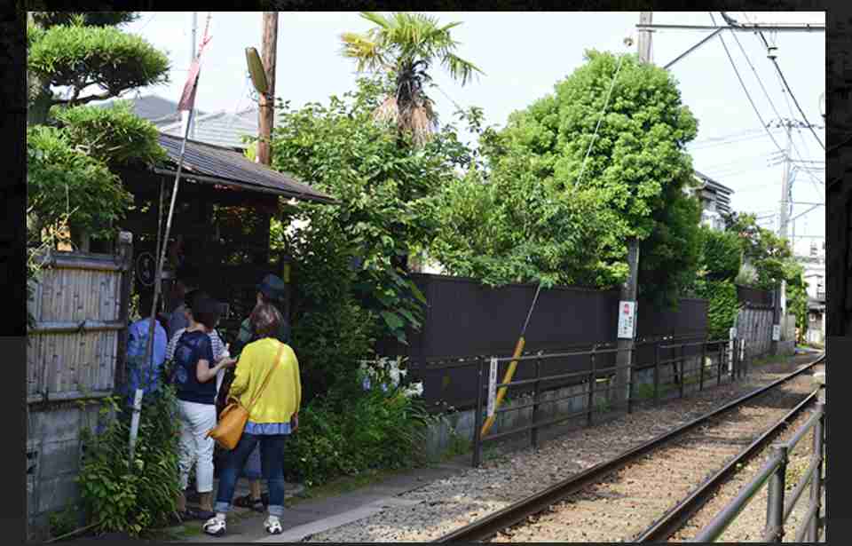 江ノ電に小3女児はねられ重傷…ごみ捨てのため踏切ない線路を横断か