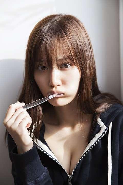 乃木坂46与田祐希：2冊目写真集3度目重版　10代最後の夏、初ランジェリーショットも話題