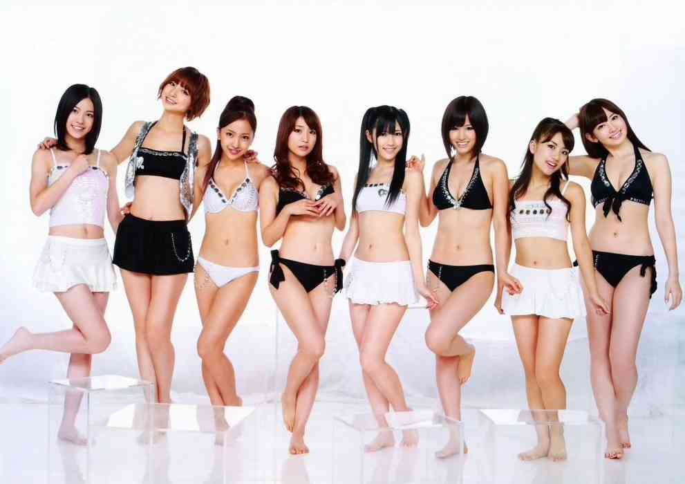 板野友美、ワイドパンツ私服の全身ショットで小顔スタイル披露「足長い」「何頭身ですか」