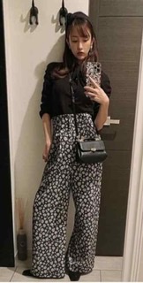 板野友美、ワイドパンツ私服の全身ショットで小顔スタイル披露「足長い」「何頭身ですか」