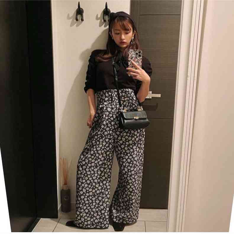 板野友美、ワイドパンツ私服の全身ショットで小顔スタイル披露「足長い」「何頭身ですか」