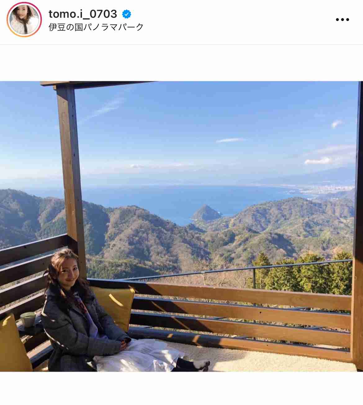 板野友美、ワイドパンツ私服の全身ショットで小顔スタイル披露「足長い」「何頭身ですか」