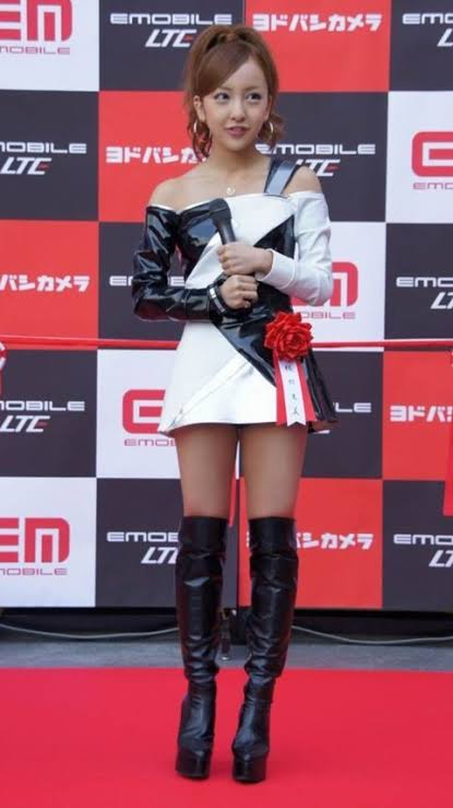 板野友美、ワイドパンツ私服の全身ショットで小顔スタイル披露「足長い」「何頭身ですか」