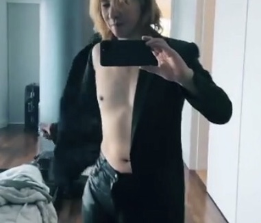 YOSHIKI、ジャケットを脱いで筋肉美　自撮り公開が「反則ですぅ」「カッコ良すぎ」