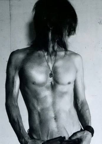 YOSHIKI、ジャケットを脱いで筋肉美　自撮り公開が「反則ですぅ」「カッコ良すぎ」