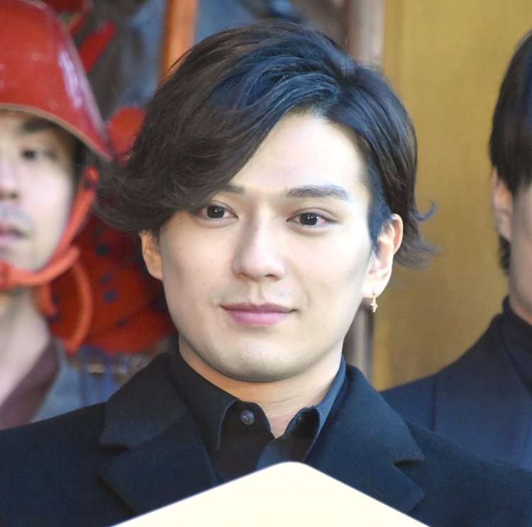 新田真剣佑が父・千葉真一の事務所に移籍していた 展覧会サポーター就任会見に出席、質問に口開かず