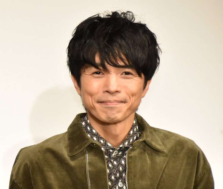 V6、『anan』表紙に登場 グラビアで