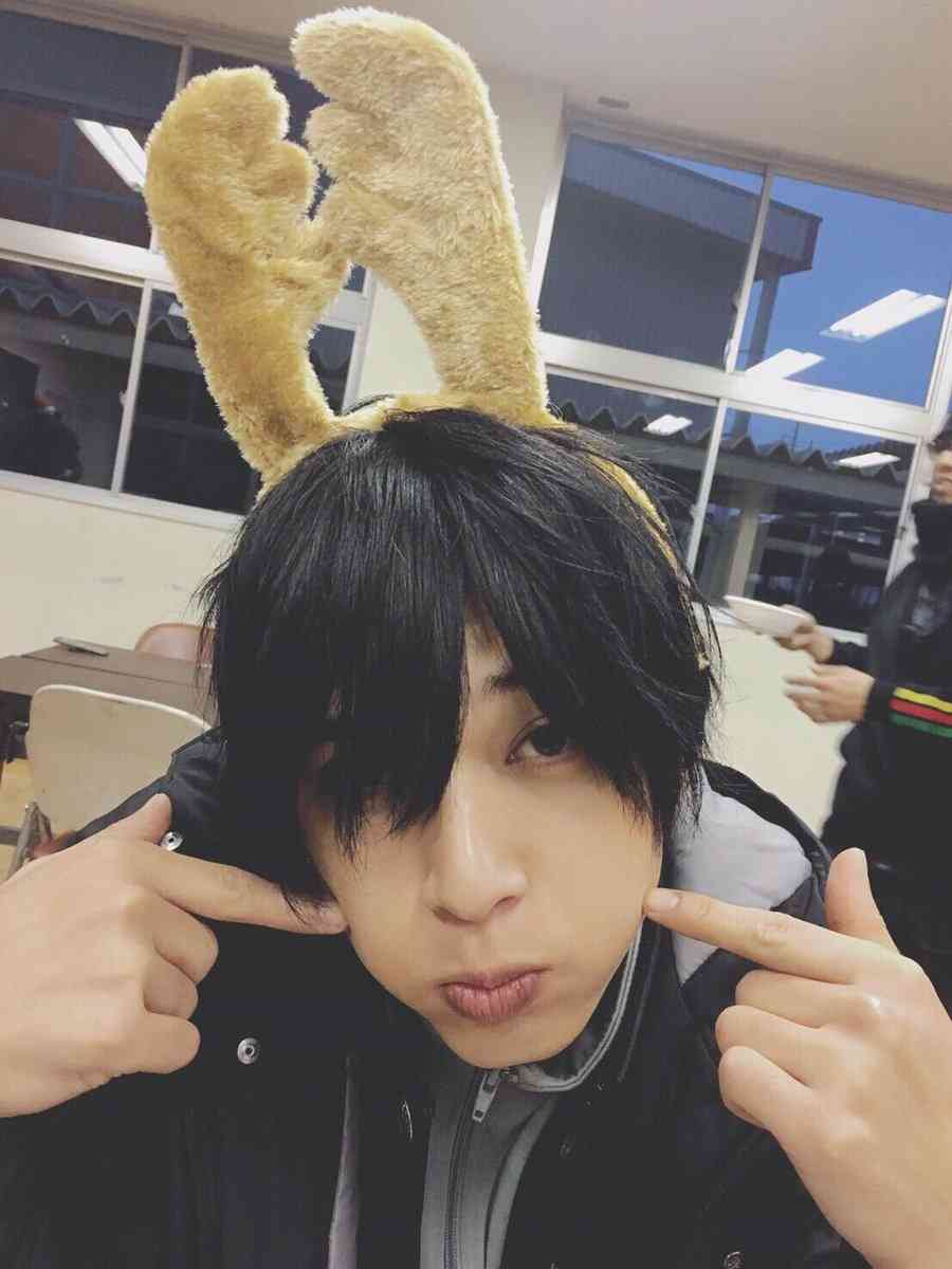 元・成宮寛貴「友達と公園でビール」サングラス&ひげ姿披露し「ドキドキしちゃう」「芝生になりたい」