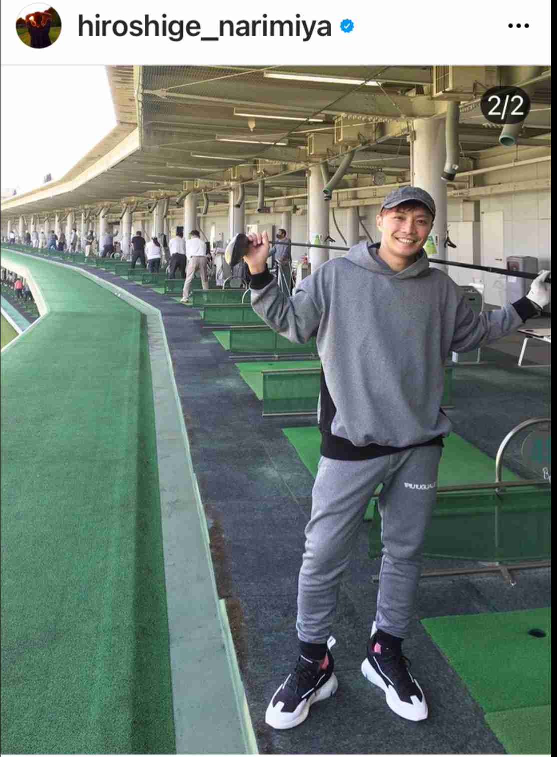 元・成宮寛貴「友達と公園でビール」サングラス&ひげ姿披露し「ドキドキしちゃう」「芝生になりたい」