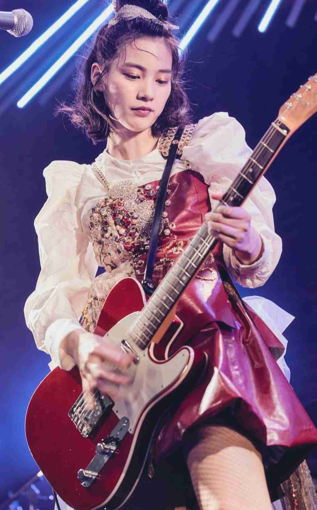 のん「少し髪を切りました」ウエーブ残った新ヘア披露に　ファン「ハンサムですね」