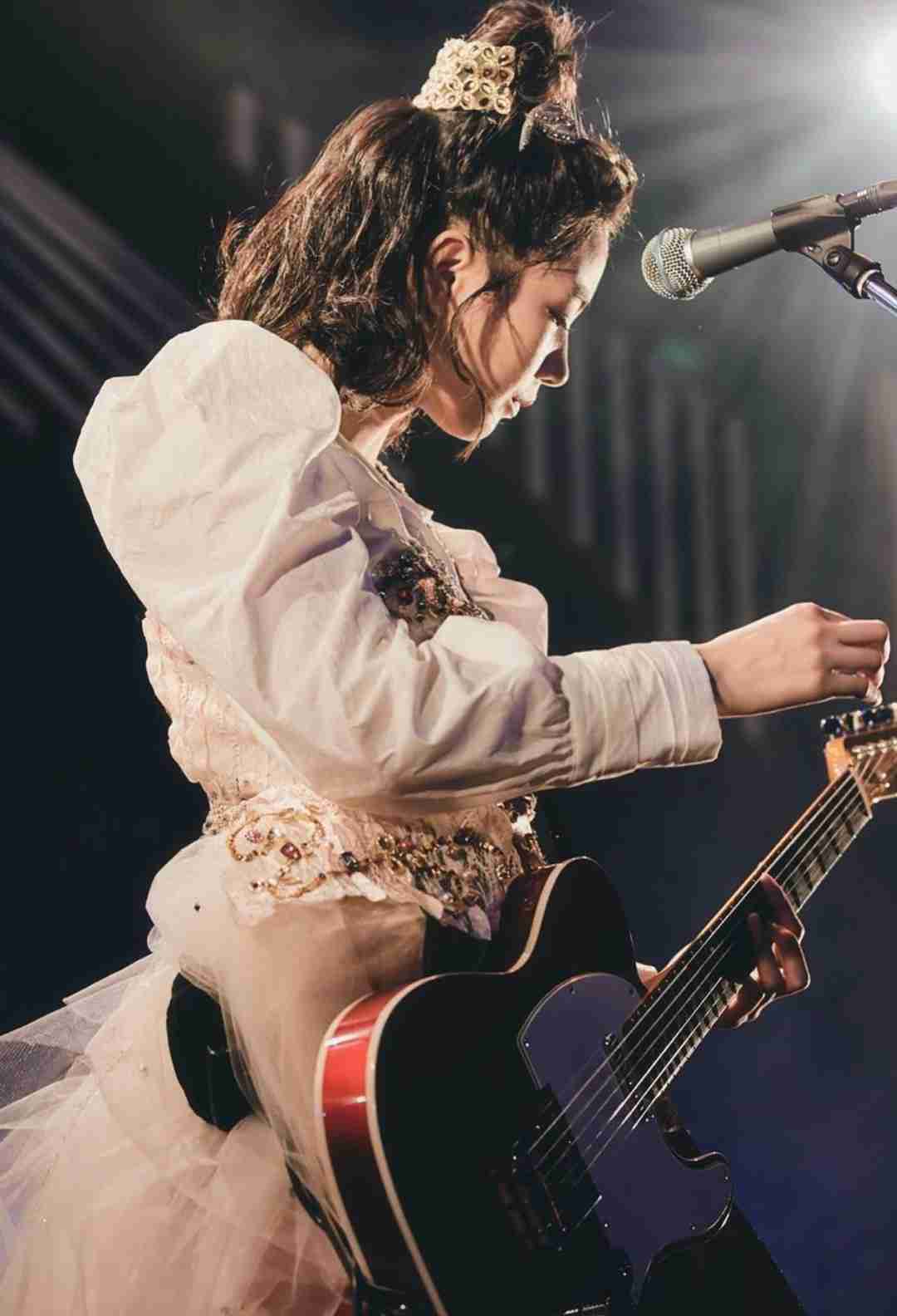 のん「少し髪を切りました」ウエーブ残った新ヘア披露に　ファン「ハンサムですね」