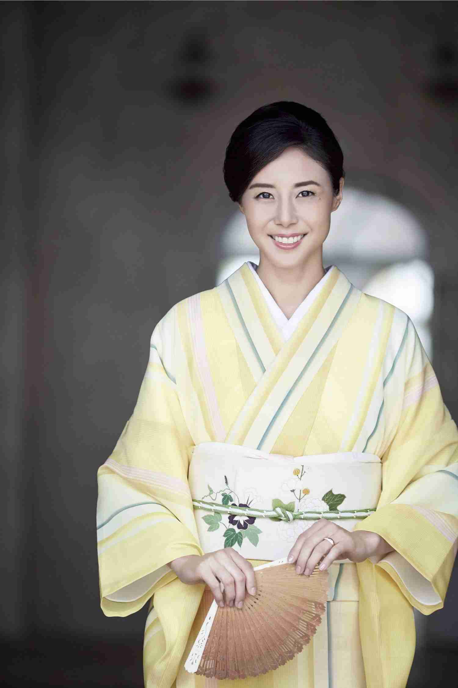 松嶋菜々子:涼やか和装で大人の魅力 シックな夏の着こなしで「美しいキモノ」表紙に