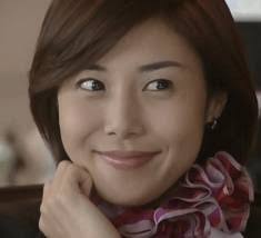 松嶋菜々子:涼やか和装で大人の魅力 シックな夏の着こなしで「美しいキモノ」表紙に