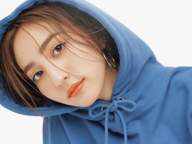弘中綾香アナ『with』史上初“現役OL”表紙モデルに パジャマカット公開