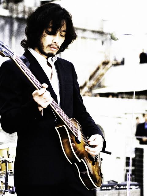 屋上でMV撮ってるバンド【アンチ禁止】