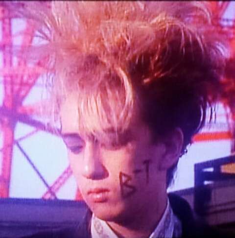 屋上でMV撮ってるバンド【アンチ禁止】