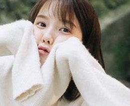 弘中綾香アナ、萌え袖＆謎ポーズに「こんな弘中ちゃんなかなか見れない」「可愛すぎ」と反響