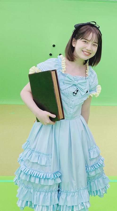 弘中綾香アナ、萌え袖＆謎ポーズに「こんな弘中ちゃんなかなか見れない」「可愛すぎ」と反響