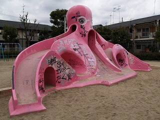 口論仲裁の女性警官に22歳女がカッターで切りつけ