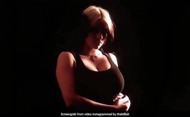 ビリー・アイリッシュの「セクシーな姿」にファン騒然。衣装に込められたメッセージとは