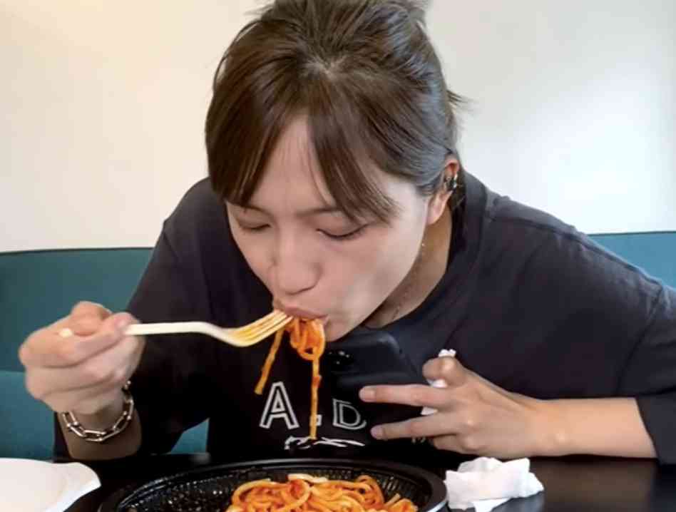 「何でも着こなしてかわいい」川口春奈、ネオンカラーの『着飾る恋には理由があって』衣装に反響