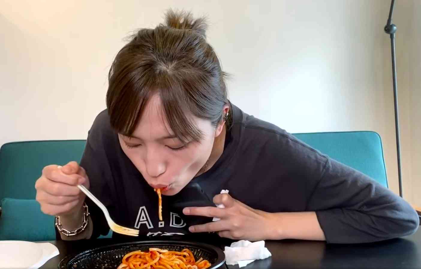 「何でも着こなしてかわいい」川口春奈、ネオンカラーの『着飾る恋には理由があって』衣装に反響