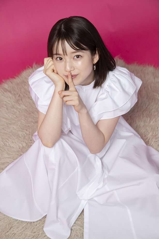 弘中綾香アナ、セーラー服姿に絶賛の声「天使」「めちゃくちゃ似合う」