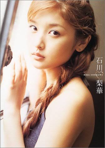 女性芸能人の写真集持ってる人