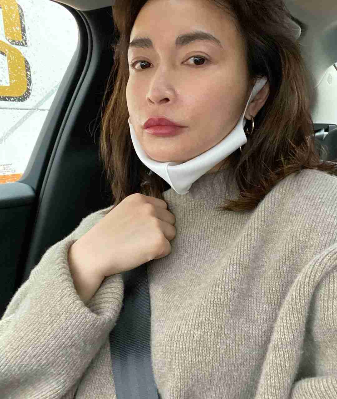 長谷川京子　大胆攻めまくりレギンス、買い物コーデに「脚めっちゃ細」「スタイル神」