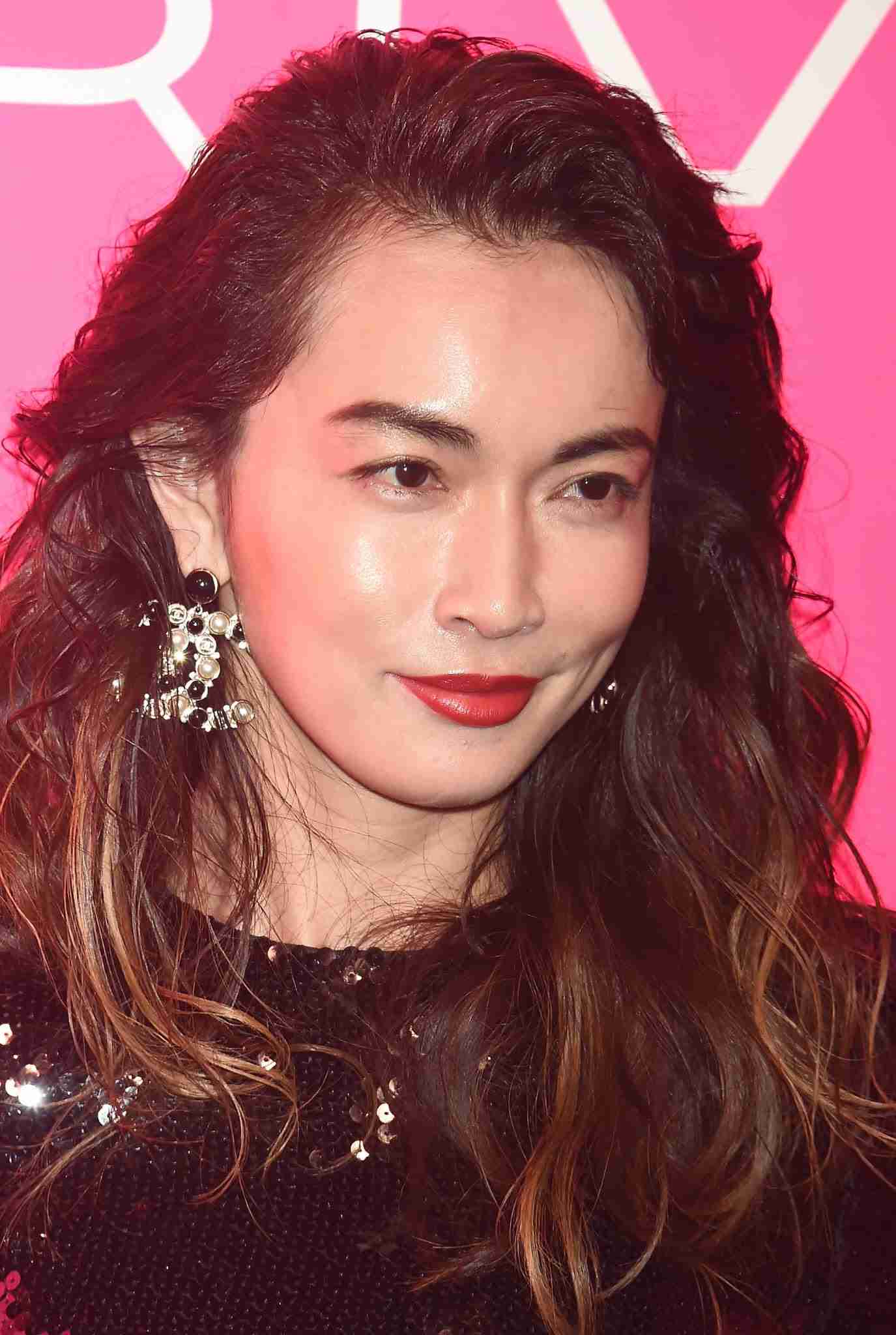 長谷川京子　大胆攻めまくりレギンス、買い物コーデに「脚めっちゃ細」「スタイル神」
