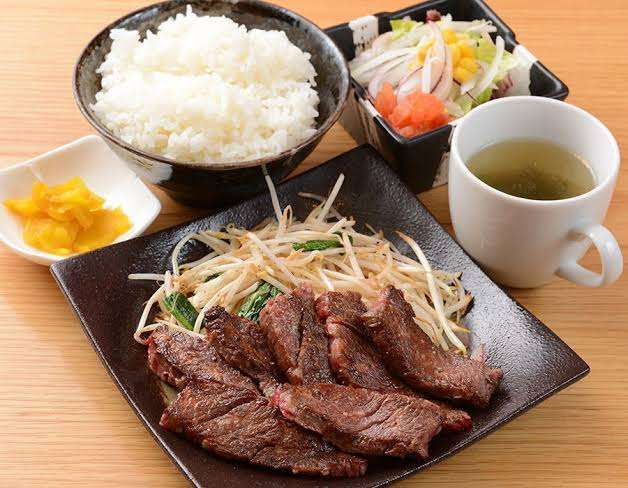 現実のお昼ご飯を食べながら、理想のお昼ご飯の画像を貼るトピ
