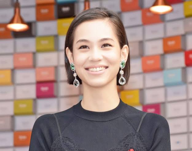 上半身あらわ…水原希子が大胆ショットを続々公開「マジかっこいい」「お美しい限り」フォロワー称賛