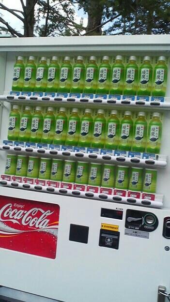 これはもはや「多～いお茶」　インバウンド向け自販機の「日本茶」アピールが強烈すぎる