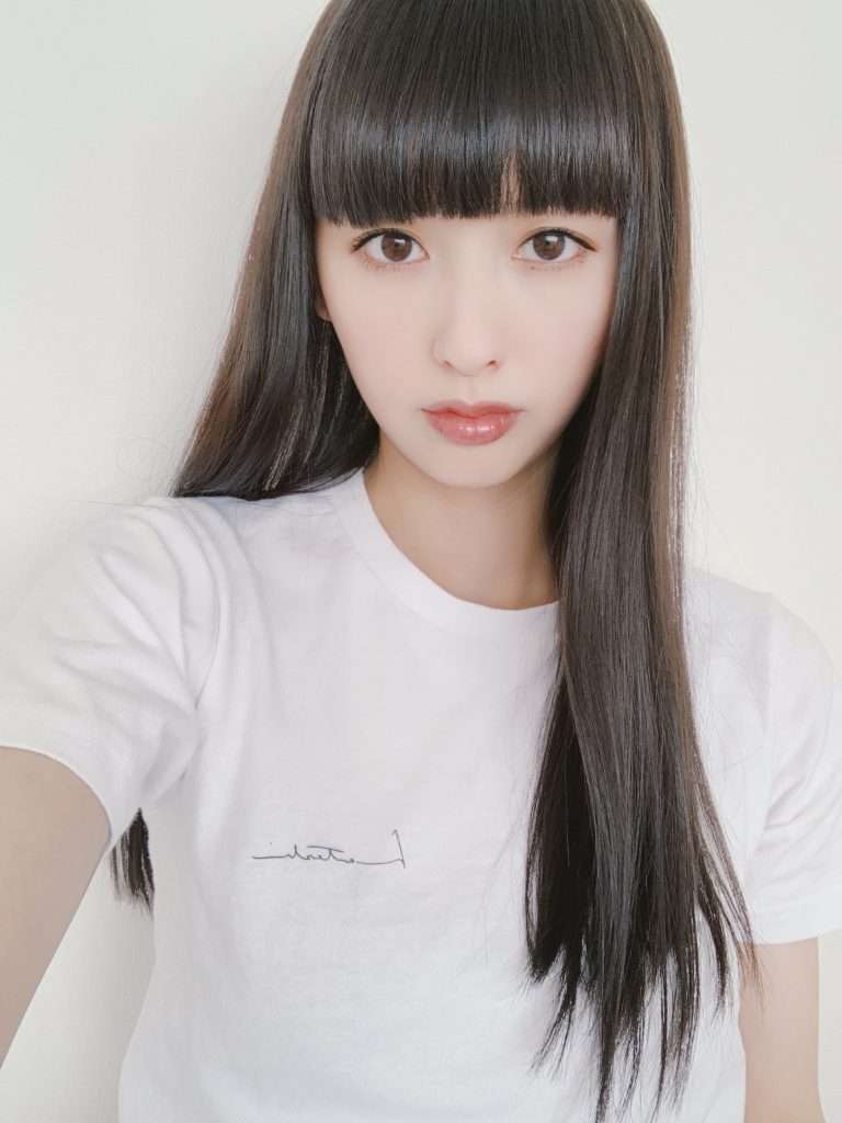 鈴木えみ　憧れ続けたハイトーンの紫色ヘアにフォロワー絶賛「女神」「綺麗すぎる」「妖精みたい」の声